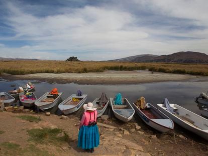 Una parte casi seca en las orillas del lago Titicaca. En los últimos años, el nivel de sus aguas ha bajado notoriamente y una de las causas sería el cambio climático