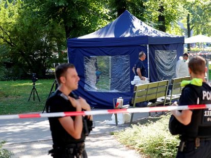 Agentes de la policía alemana investigan la escena del asesinato de un antiguo rebelde checheno en un parque de Berlín, en agosto del año pasado.