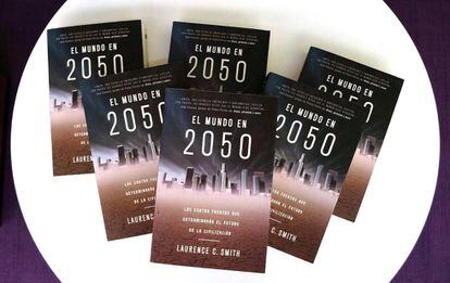 Imagen de varios libros &#039;El mundo en 2050&#039;, de Laurence C. Smith.