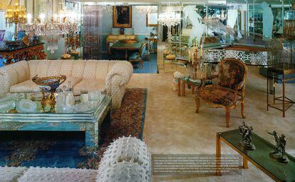 La casa de Liberace está llena de piezas de mobiliario modernas y poco prácticas como la pareja de sofás con flecos algodón (Liberace comparte su vivienda con 17 "perritos falderos", según cuenta el reportaje). |