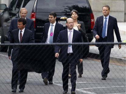 En primer plano y de izquierda a derecha, el consejero delegado de BP, Tony Hayward, y el responsable de BP America, Lamar McKay, a su entrada en la Casa Blanca.