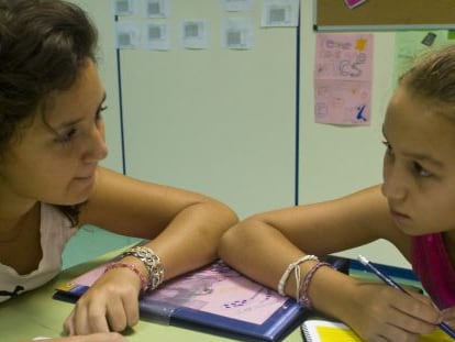 Dos niñas hacen actividades escolares