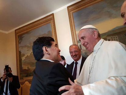 Maradona y Francisco se saludan antes de la presentaci&oacute;n oficial del Partido por la Paz.