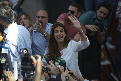 Juliana Awada, esposa del candidato de la alianza Cambiemos, el conservador Mauricio Macri, vota en un colegio electoral de Buenos Aires.