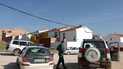 La Guardia Civil vigila las viviendas de las familias enfrentadas.