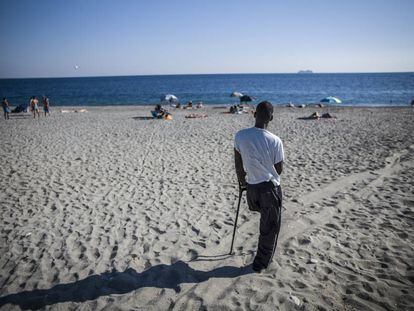 El maliense Doudu, que perdi&oacute; la pierna durante la traves&iacute;a por el mar, retratado en la playa de Melito, en Calabria