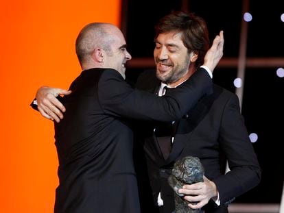Javier Bardem y Luis Tosar en la gala de entrega de los Premios Goya de 2010.