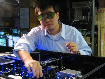 El físico del NIST, Jun Ye, lleva una década investigando con relojes atómicos basado en átomos de estroncio.