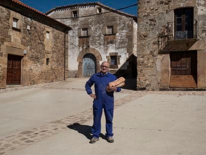 Arturo, vecino de Carrascosa de la Sierra, el jueves con el pan recién comprado.