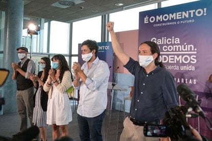 Pablo Iglesias (a la derecha) junta al candidato de Galicia en Común-Anova, Antón Gómez-Reino, esta semana en A Coruña.