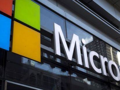 Logo de Microsoft en la fachada de la sede corporativa.
