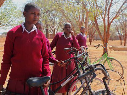 Algunas de las diez alumnas de la escuela de Mwitikira seleccionadas para recibir una de las bicicletas del proyecto 'One Girl One Bike'.