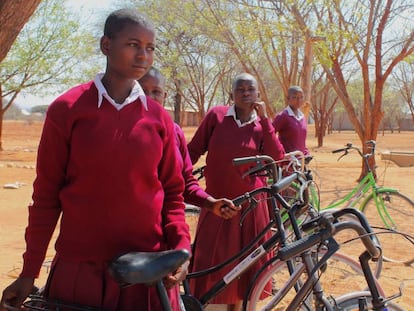 Algunas de las diez alumnas de la escuela de Mwitikira seleccionadas para recibir una de las bicicletas del proyecto 'One Girl One Bike'.