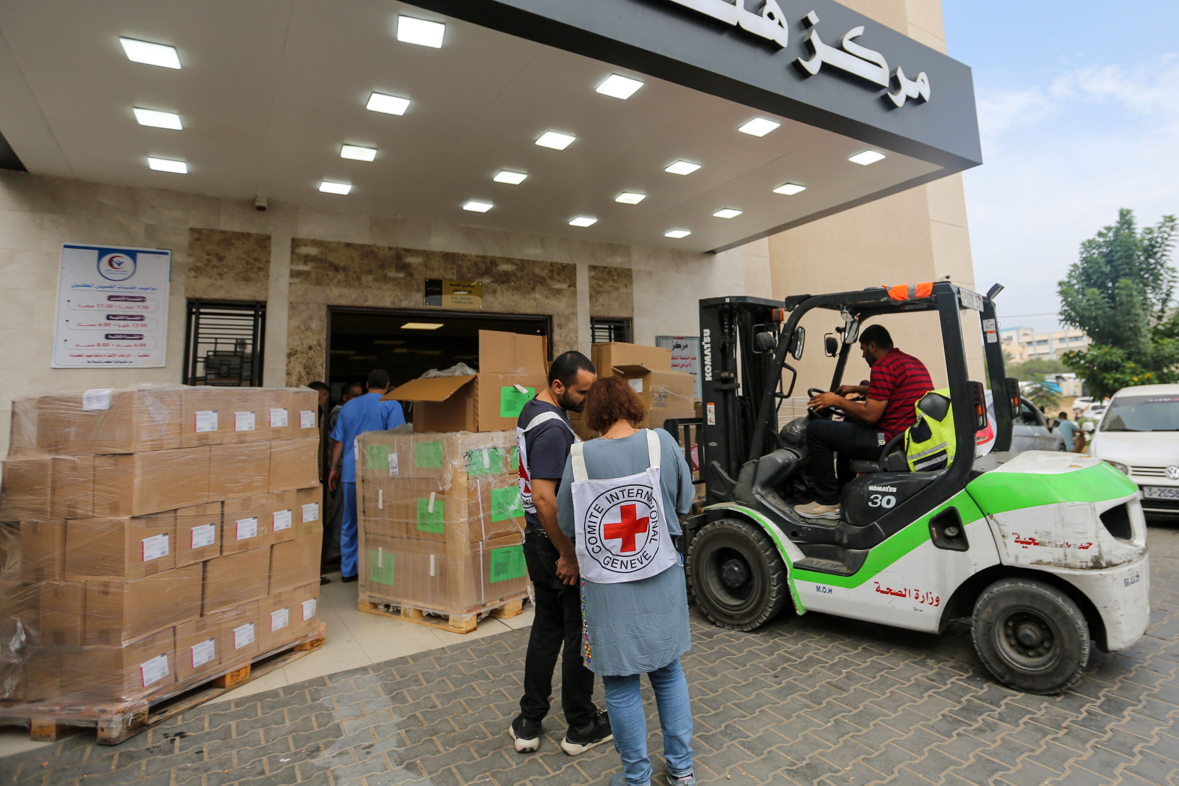 Profesionales de la Cruz Roja distribuyen ayuda médica en un hospital en Jan Yunis, en el sur de Gaza.