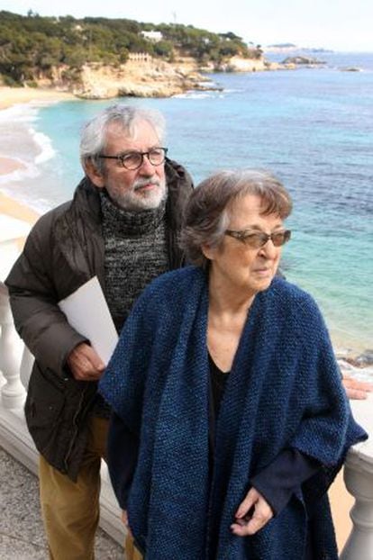 Los hermanos Esther y Oscar Tusquets, en el Hotel Costa Brava en Platja d' Aro (Girona), escenario de los veranos de su infancia.