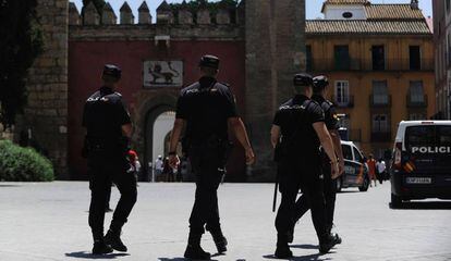 Efectivos de la policía, junto al Alcázar de Sevilla, la zona que se había blindado para la visita de Obama.