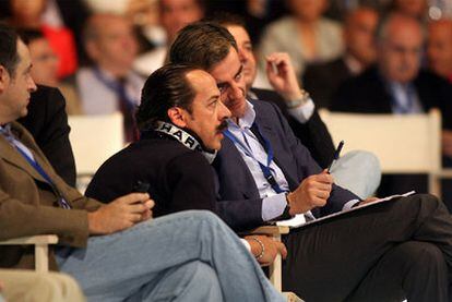Álvaro Pérez, El Bigotes, junto al ex secretario general del PP Valenciano Ricardo Costa, en un acto del PP en octubre de 2008.