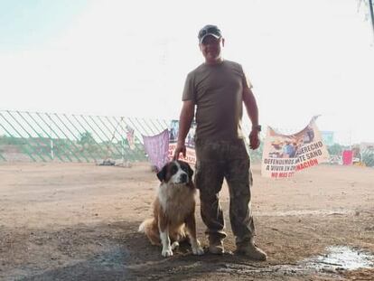 El activista Jesús Bañuelos, en el plantón delante del centro de tratamiento de residuos de Atitalaquia, en Hidalgo