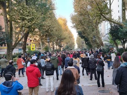 Más de un millar de personas, según los sindicatos, se concentraron el viernes ante la consejería de Educación de Cantabria para protestar por la suspensión de la semana de vacaciones.