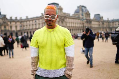 J Balvin viste de Kenzo durante la Semana de la Moda de París en enero de 2019. La sensatez nipona se encuentra con la extravagancia 'reguetonera'.