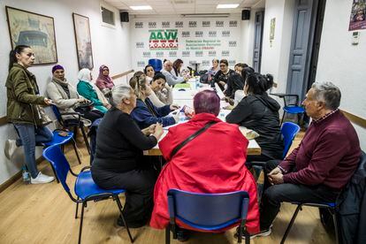 Asamblea de vecinos afectados por deudas con la Agencia de Vivienda Social de la Comunidad de Madrid, en la Federación Regional de Asambleas Vecinales, en Lavapiés.