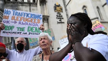 Activistas de derechos humanos protestaban este lunes en Londres contra la decisión de la justicia británica de autorizar un primer vuelo para enviar a solicitantes de asilo a Ruanda.