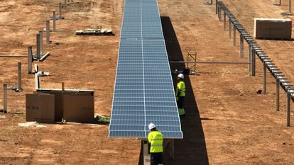 Dos técnicos trabajan en la instalación de un parque solar en Extremadura.