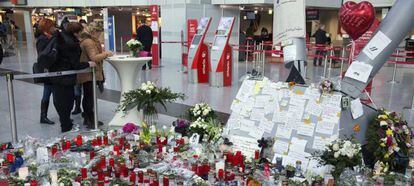 Velas, flores y mensajes de apoyo en un altar improvisado en el aeropuerto de D&uuml;sseldorf (Alemania).