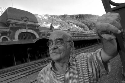 Labordeta fotografiado en la estación de Canfranc, en Huesca, en 2009.