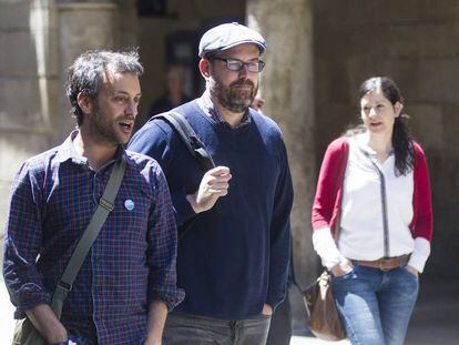 Martiño Noriega, en el centro, junto al alcalde de A Coruña durante un paseo por Santiago.