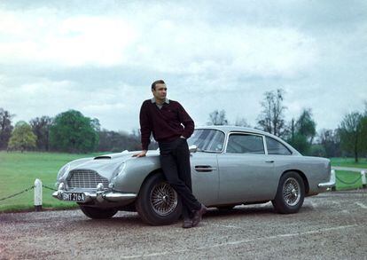 En 1963, cuando Aston Martin estrenó su modelo DB5, el vehículo todavía presentaba algunas carencias para según qué pilotos. Por eso, antes de sacarlo de su garaje, el agente 007 se aseguró de que su prototipo llevase todos los extras: carrocería blindada, ametralladoras, asiento con propulsión o enfriador de champán, entre otras varias aplicaciones.

DÓNDE ESTÁ AHORA ESE BÓLIDO. El primer filme (y el mejor) de James Bond en contar con el Aston Martin DB5 fue 'Goldfinger' (1964). Con la ayuda de Q, su fiel ingeniero, le sacó más partido en 'Operación Trueno' (1965), pero ahí no se acabó el romance: tres generaciones de 007 (Sean Connery, Pierce Brosnan y Daniel Craig) manejaron diferentes versiones de este modelo en media docena de películas de la saga inspirada por Ian Fleming. El último avistamiento se produjo en 'Skyfall' (2012).