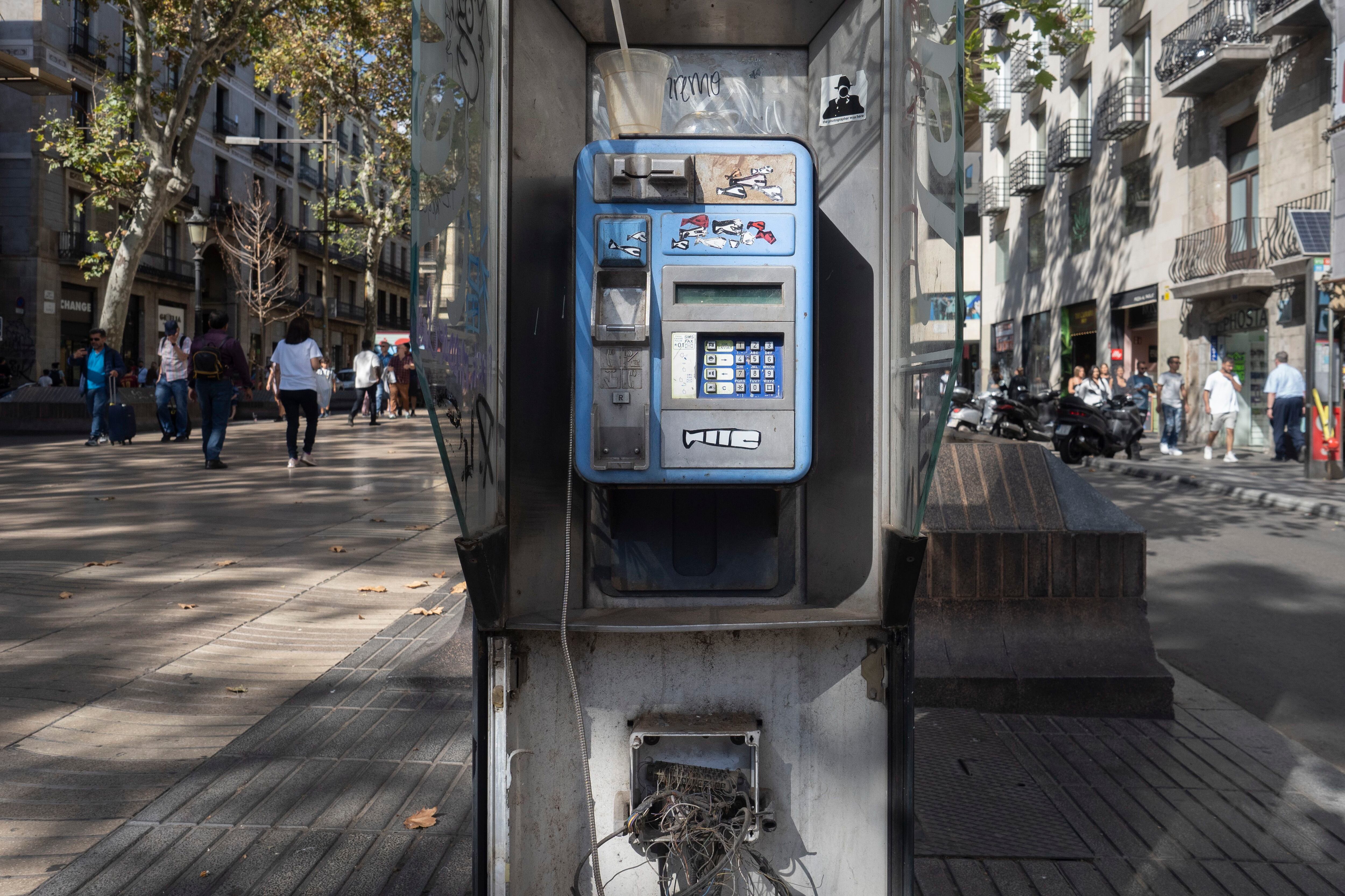Cabina telefónica vandalizada, este miércoles en la Rambla de Barcelona.