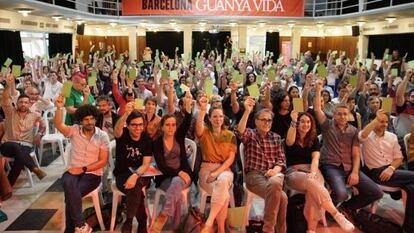El pleno de Barcelona en comú, en mayo de 2022, cuando aprobó por unanimidad que Ada Colau opte por tercera vez a la alcaldía de Barcelona.