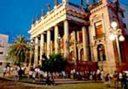 El exterior del imponente teatro Benito Juárez de Guanajuato sirve de espacio para los vendedores ambulantes de cuadros y recuerdos.