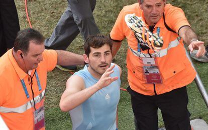 Iker Casillas lanza sus botas a los aficionados al abandonar el estadio tras el partido. 