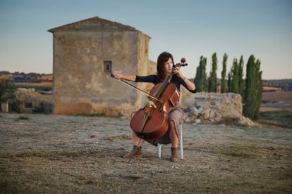 Julia Casado, enóloga, vinatera artesana e ingeniera agrónoma, tocando el violonchelo en la finca. 
