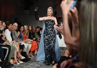 Cornelia Guest desfilando para la firma Dennis Basso, durante la semana de la moda de Nueva York, el 11 de septiembre de 2023.