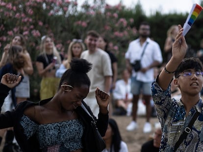 Seguidors de Beyonce seguint el concert fora de l'Estadi Olímpic de Barcelona.