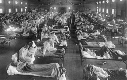 La grip espanyola, que van portar soldats dels EUA, infectà 150.000 persones a Barcelona. A la imatge, afectats a l’hospital Fort Riley, a Kansas.