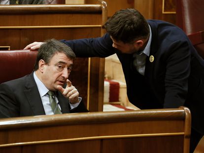 Los portavoces del PNV, Aitor Esteban, y de ERC, Gabriel Rufián, en el Congreso.