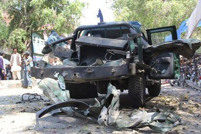 Un veh&iacute;culo policial da&ntilde;ado tras la explosi&oacute;n de un artefacto en Jalalabad.