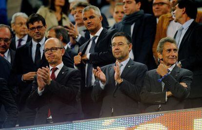 Bartomeu y Cardoner, a la izquierda, aplauden en el palco del Camp Nou.