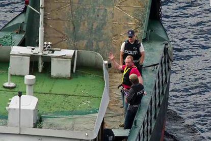 Captura de un vídeo de VG TV que muestra a Breivik y dos policías en el barco que les llevó a la isla de Utoya.