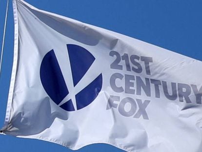 Bandera de la Twenty-First Century Fox, en el edificio de la compa&ntilde;&iacute;a en Los &Aacute;ngeles (California, EE UU).