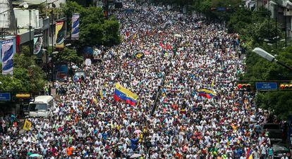 Opositores venezolanos durante la manifestación del jueves 20 de abril, en Caracas (Venezuela).