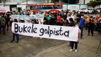 Una protesta en contra de las decisiones de Nayib Bukele, en San Salvador, el 3 de mayo.
