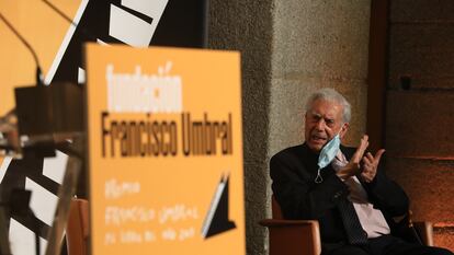El escritor Mario Vargas Llosa charlando con el periodista, Juan Cruz, tras recibir el premio Francisco Umbral por su novela 'Tiempos Recios'