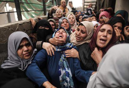 Los militares israelíes acusan al Movimiento de Resistencia Islámico (Hamas) —que gobierna en Gaza desde hace más de una década— de instigar la violencia y utilizar a “civiles inocentes como herramientas de terror”. Hamás ha confirmado que 5 de los muertos son de su brazo armado. En la imagen, familiares del joven Hamdan Abu Amsha lloran su muerte durante el funeral en Beit Hanun, al norte de la Franja de Gaza.