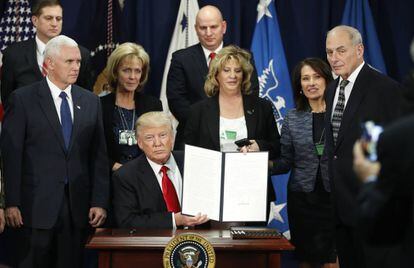 El president Trump mostra l'ordre executiva amb la seva signatura.
