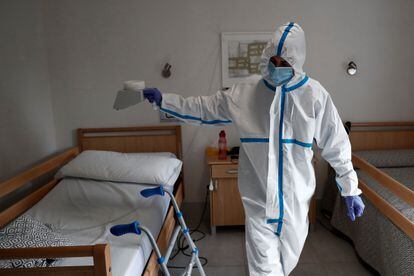 Un operario desinfectando con ozono una habitación de la residencia Casablanca, en Villaverde, el pasado 12 de abril.